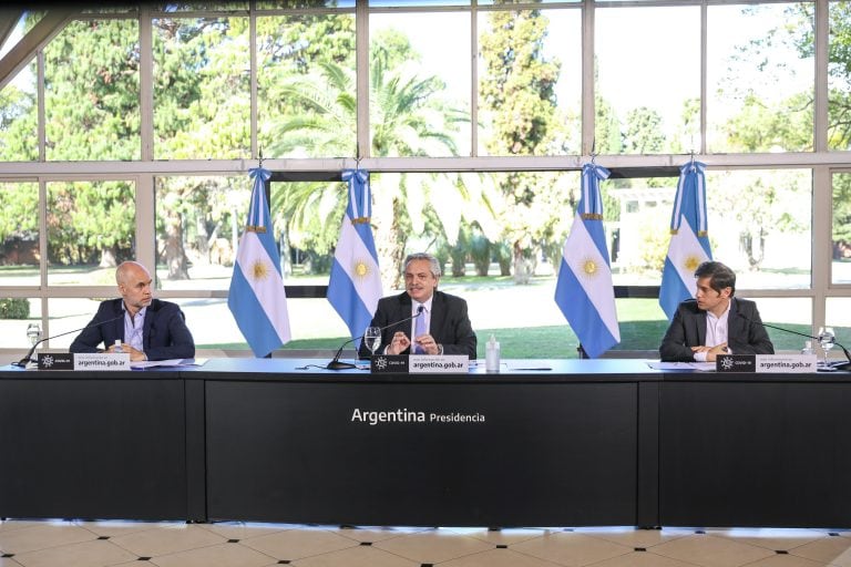 HANDOUT - 26 June 2020, Argentina, Buenos Aires: Argentine President Alberto Fernandez (C) speaks during a press conference to announce the new measures against the spread of the coronavirus. Photo: Esteban Collazo/Presidencia Argentina/dpa - ACHTUNG: Nur zur redaktionellen Verwendung und nur mit vollständiger Nennung des vorstehenden Credits