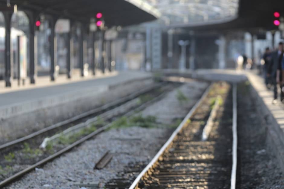 Matan a una mujer tras arrojarla a las vías del tren, por el femicidio detuvieron a su esposo