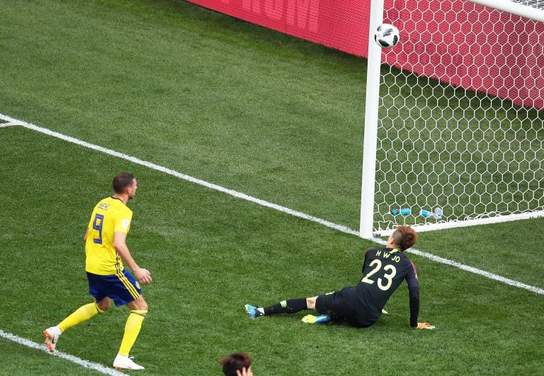 El momento en el que Marcus Berg falla en su definición ante un sorprendente Cho Hyun-Woo. EFE/EPA/RITCHIE B. TONGO