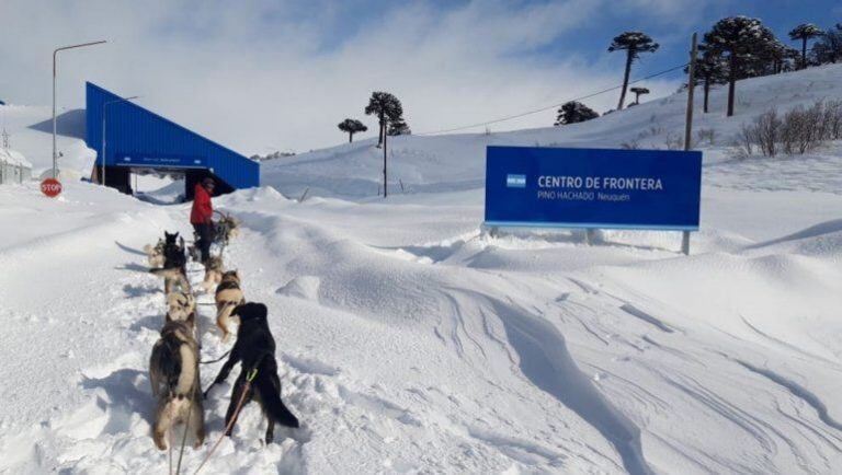 La nieve acumulada complejizó el estado de las rutas (LMNeuquén).