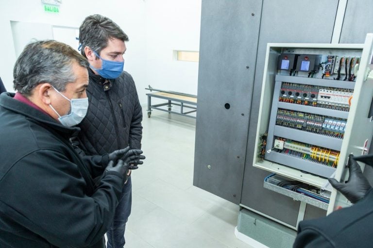 El intendente Martín Perez en las instalaciones del crematorio.