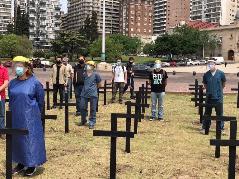 Impactante protesta de médicos en reclamo de una "cuarentena intermitente" (@MauroYasprizza)