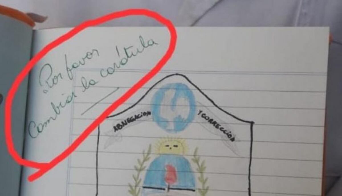 Ama a la Policía de Corrientes pero en el colegio le pidieron que saque el escudo de su cuaderno