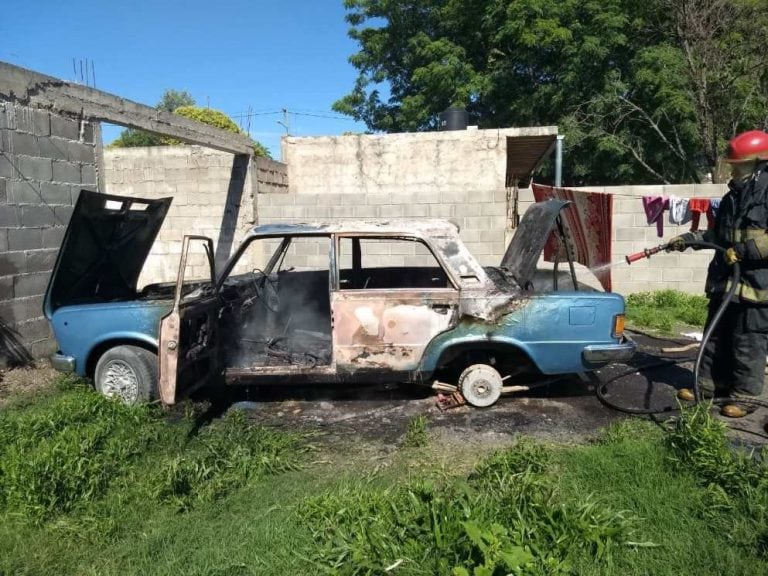 Bomberos controlan incendio de vehículo en Villa Allende Parque.