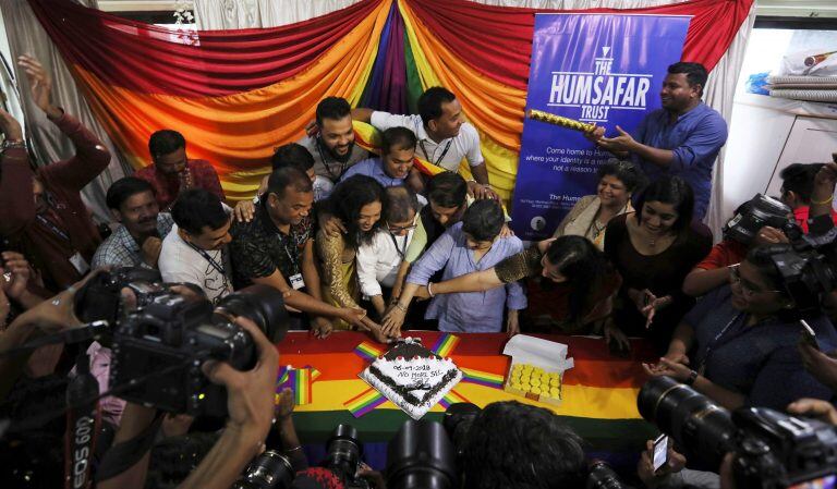 Miembros de la comunidad LGTB india celebran el fallo del Tribunal Supremo de la India sobre las relaciones homosexuales en Bombay (India).