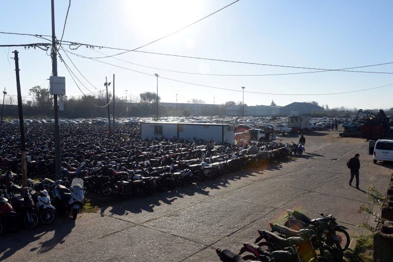 Iniciaron la compactación de autos y motos abandonadas (Municipalidad de Rosario)