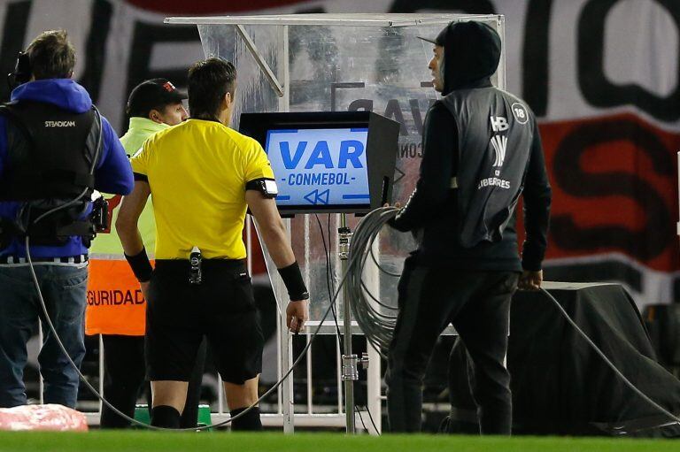 El árbitro Raphael Claus revisa el VAR en las semifinales de la Copa Libertadores entre River y Boca. (Foto: Juan Ignacio Rocoroni/EFE)