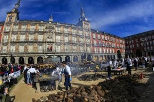 DYN08, MADRID 22/01/2017,EN EL MARCO DE FESTEJOS POR LOS 400 AÑOS DE LA PLAZA MAYOR EN LA CIUDAD DE MADRID, LOS RECONOCIDOS CHEFFS ARGENTINOS, FRANCIS MALLMANN Y GERMÁN MARTITEGUI, COCINARON A “LOS SIETE FUEGOS” UN ASADO PARA 2000 PERSONAS, COMO PARTE DE 