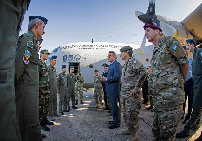 El Ministro de Defensa, Agustín Rossi, junto a las fuerzas de seguridad. (Foto: Ministerio de Defensa / AFP)