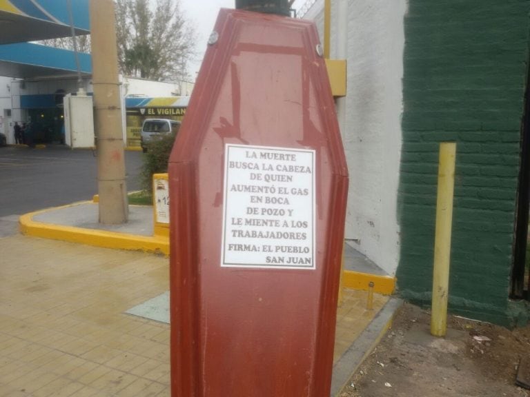 El Sindicato de Taxistas llevó hasta un ataúd a la puerta de la estación.