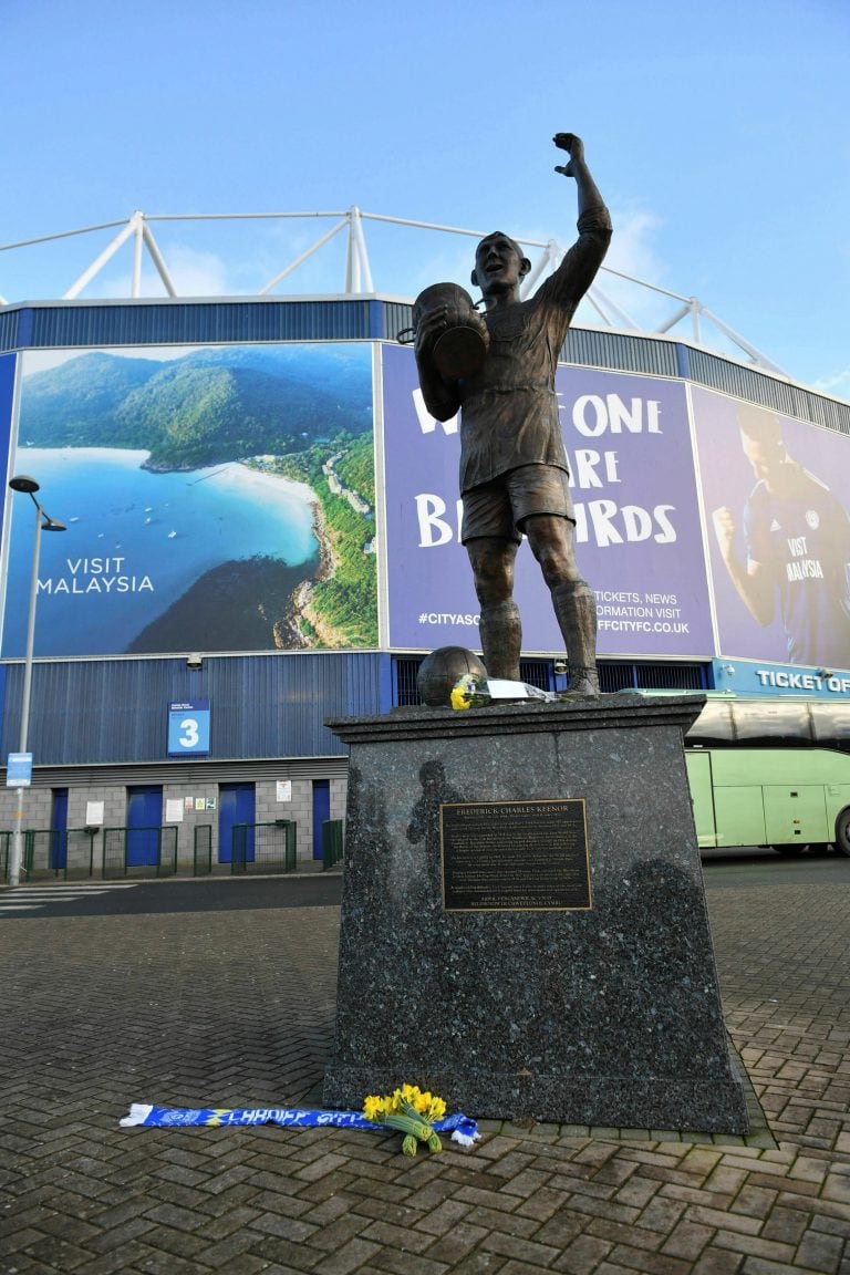 Flowers left on the statue of former Cardiff City soccer player Frederick Charles Dejaron flores en la estatua del exjugador de fútbol de Cardiff City Frederick Charles Keenor en las afueras del estadio del club galés. Crédito: Ben Birchall/PA via AP.