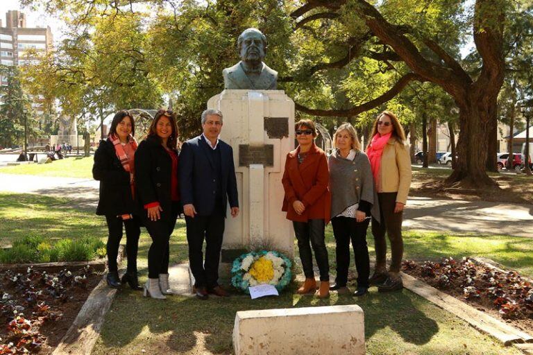 El intendente Martínez junto a las maestras homenajeadas