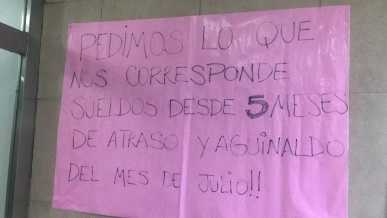 Los empleados apostaron a seguir cumpliendo sus tareas y pegaron afiches para dar cuenta de la situación. (@gbelluati)