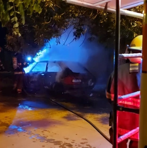 Auto incendiado