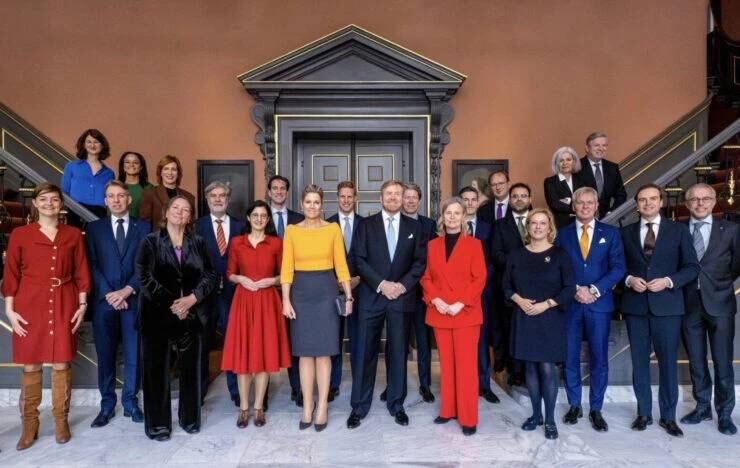 La reina llamó la atención con su look.