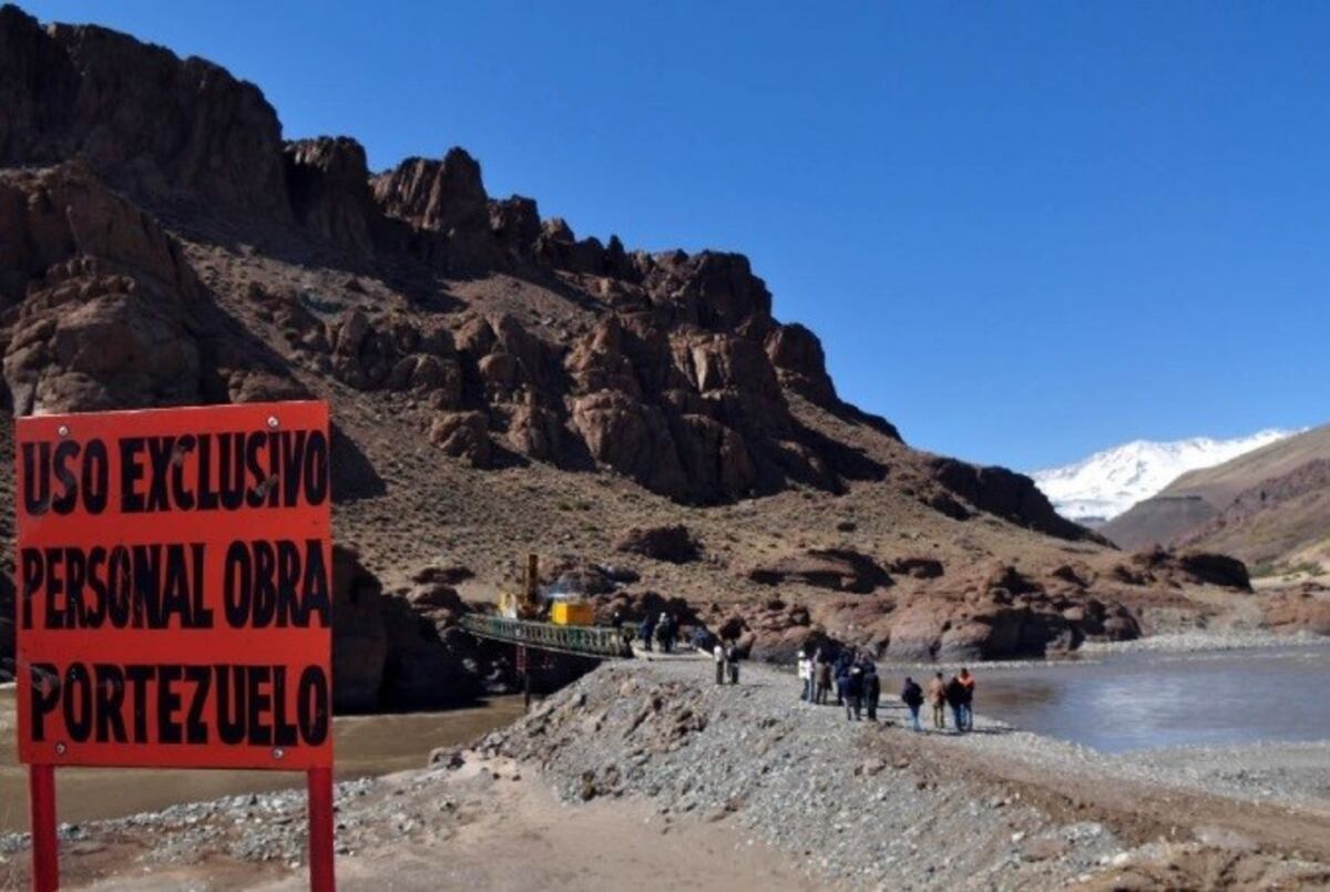 Reconocidos juristas presentaron un pedido en Fiscalía de Estado para suspender la licitación de Portezuelo el Viento