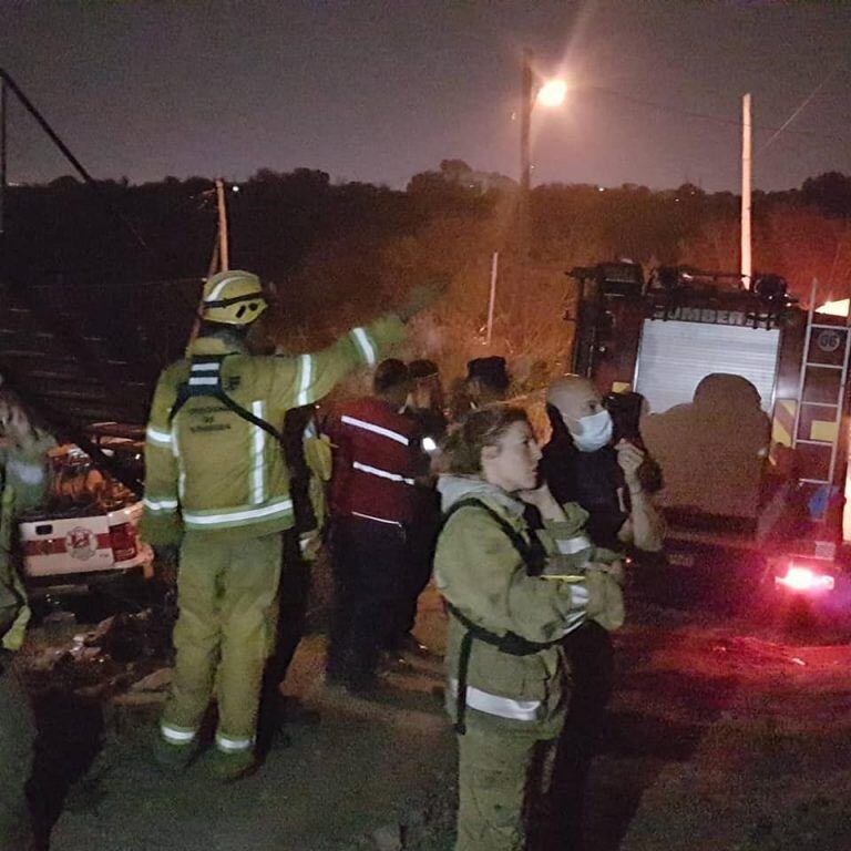 Bomberos voluntarios, y personal de diferentes áreas abocados a contener el fuego durante toda la madrugada de este jueves al sur de Carlos Paz. (Foto: Municipalidad VCP).