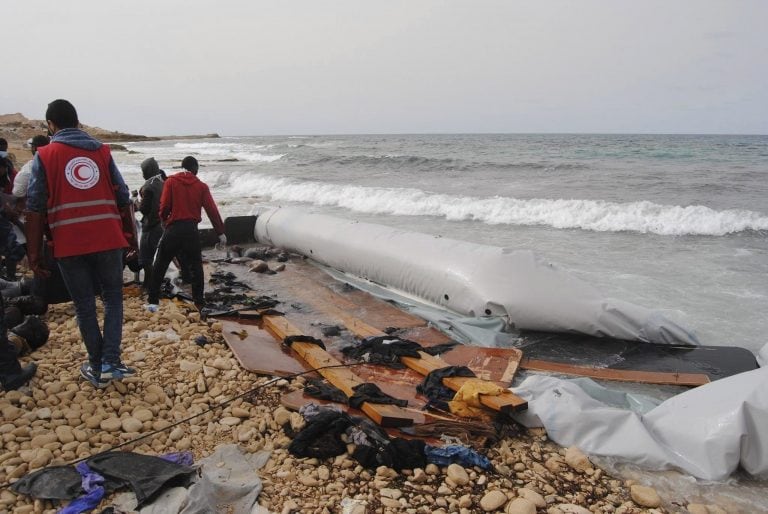 LIB02 AL ZAWIYA (LIBIA) 21/02/2017.- Fotografía facilitada por la Media Luna Roja libia que muestra a voluntarios junto a los restos de una embarcación neumática en la que murieron docenas de refugiados, en una playa cerca de Al Zawiya (Libia), el 20 de f