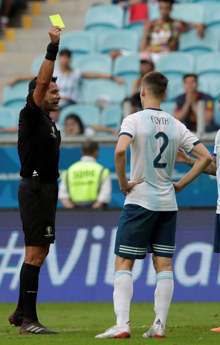 Foyth fue amonestado en el final del primer tiempo.