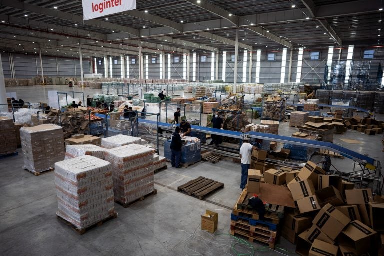 El centro en donde se empacan cada una de las donaciones de "Seamos Uno" (Foto: AP Photo/Victor R. Caivano)