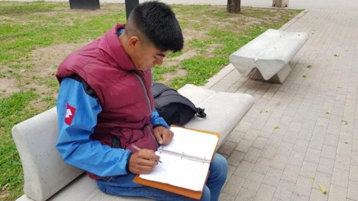 El joven de la foto estudiando en el Parque es el abanderado de su colegio