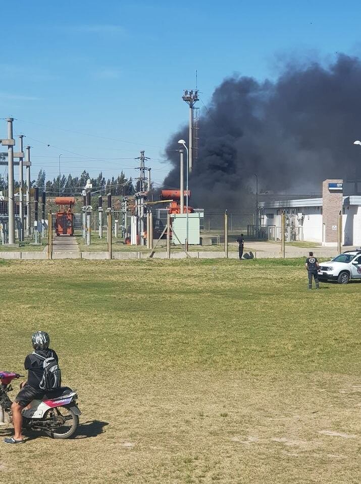 La explosión y posterior incendio ocurrió en uno de los transformadores de la EPE en la estación ubicada a metros del aeropuerto. (Twitter)