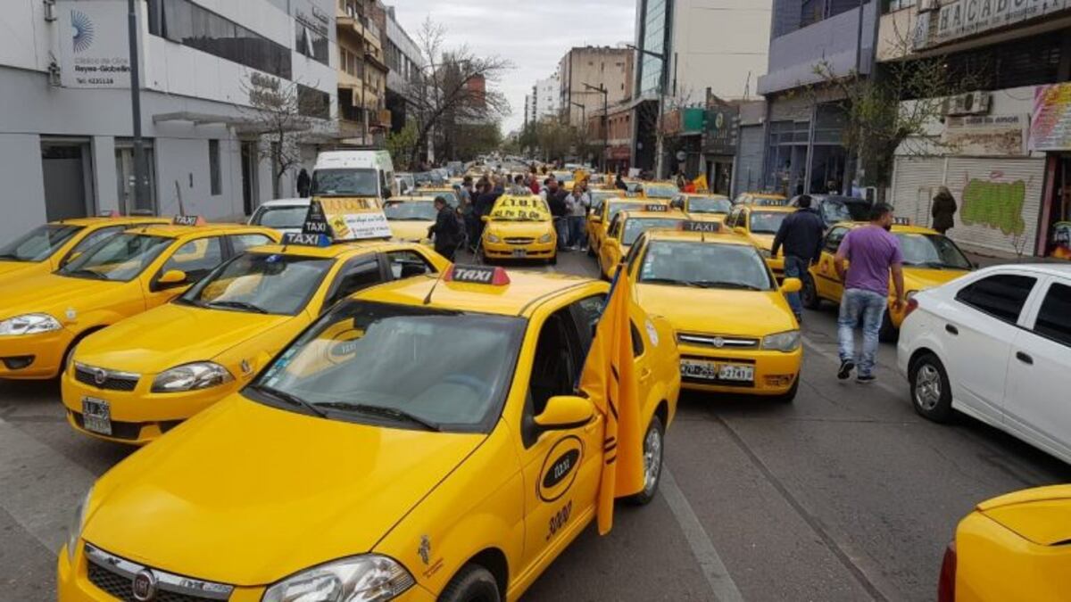 Taxistas en estado de alerta por la posibilidad de la habilitación de remises "truchos" en Córdoba