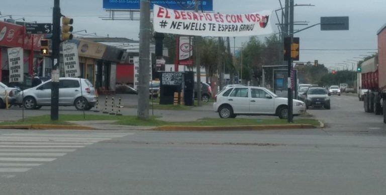 Los hinchas de Newell's le colgaron pasacalles a Heinze. (@Tati_Paultroni)