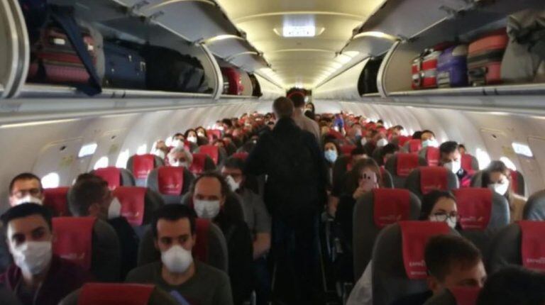 Coronavirus: polémica en España por un vuelo que viajó de Madrid a Canarias lleno de gente (Foto: web)