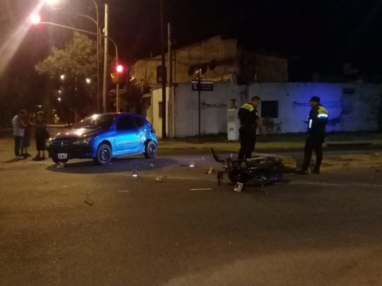 Fuerte accidente dejó a dos motociclistas graves.