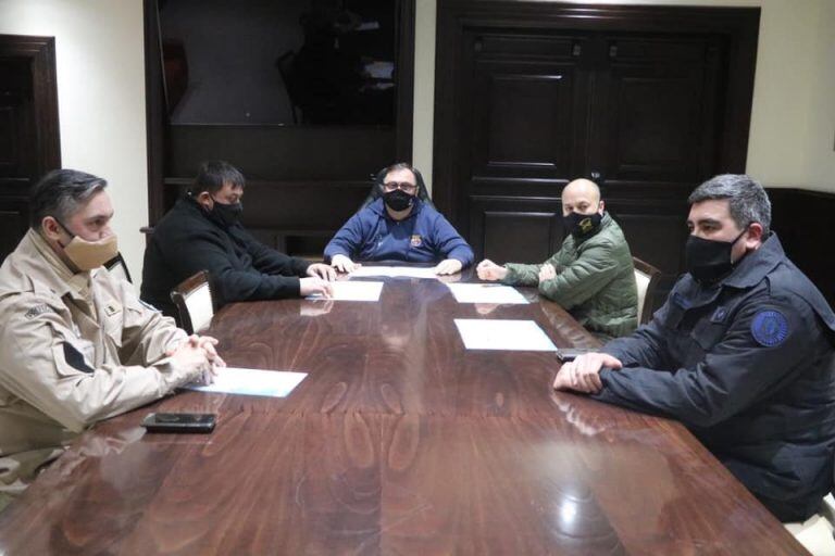 El intendente de El Calafate se reunió con personal de seguridad de la villa.