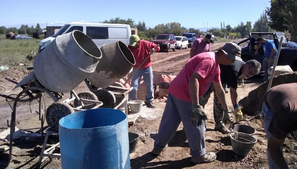 Integrantes del Safari Solidario en una de las obras solidarias que realizaron en Mendoza.