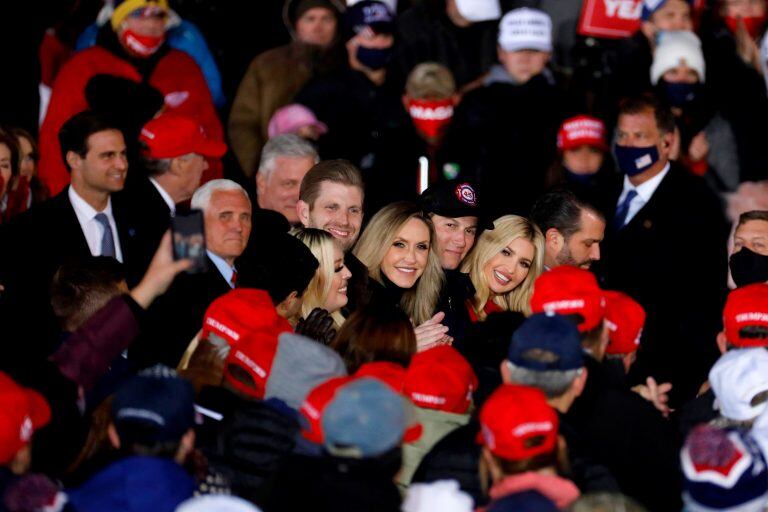 Michael Boulos, el vicepresidente Mike Pence y los hijos de Donald Trump, Tiffany, Eric, Lara, Jared Kushner, Ivanka Trump y Donald Trump Jr. (JEFF KOWALSKY / AFP)