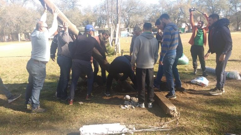 Vecinos participando de las refacciones del Club Malvinas, de barrio Parque San Juan.