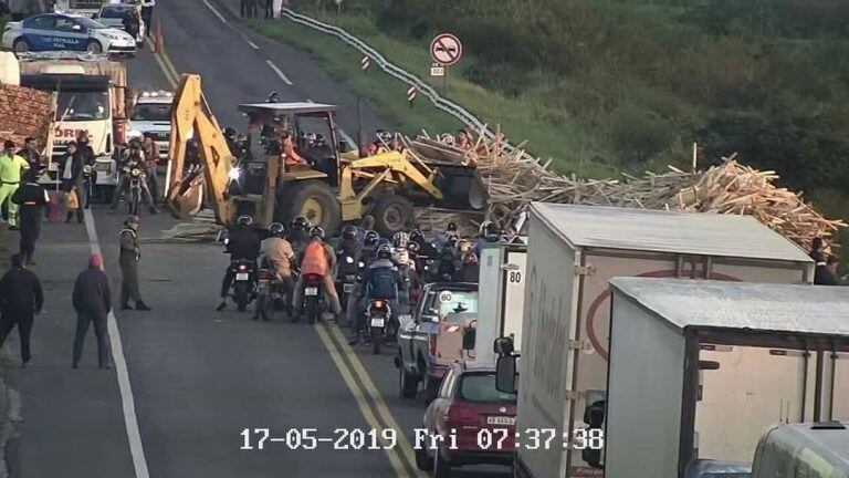 Arduo trabajo .para despejar el Puente Chaco - Corrientes