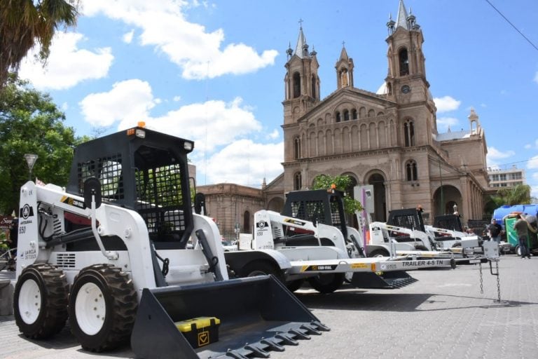 El acto de entrega de maquinaria se efectuó en la plaza principal