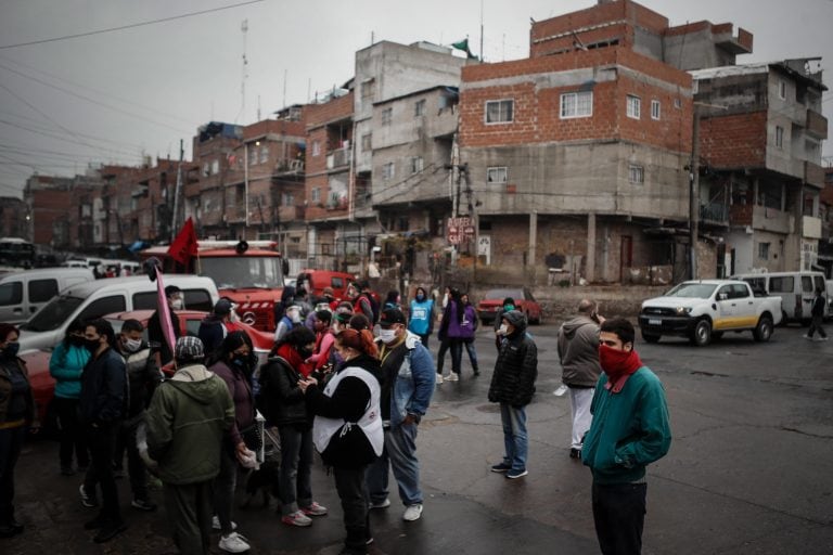 Un grupo de personas espera alimentos frente a un comedor comunitario durante la crisis del coronavirus este viernes en el barrio Padre Rodolfo Ricciardelli, anteriormente conocido como Villa 1-11-14, en la Ciudad de Buenos Aires. (Foto: EFE/Juan Ignacio Roncoroni)