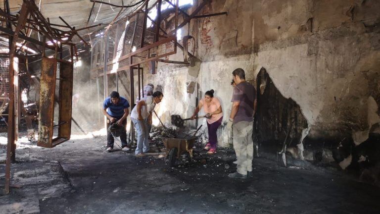 Puesteros ingresaron a limpiar el predio incendiado con peligro de derrumbe