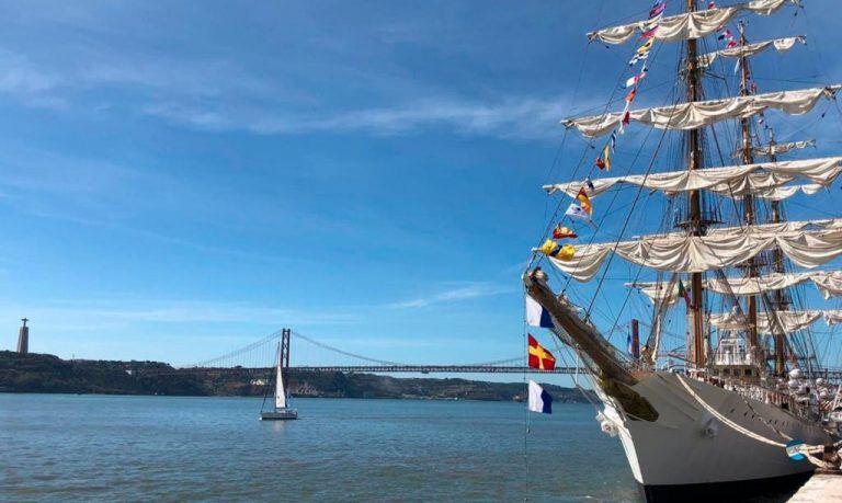 La Fragata Libertad en su paso por Portugal.