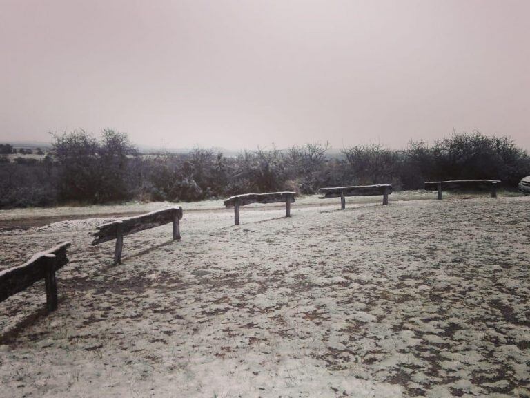 El norte cordobés en San Pedro y Tulumba se vio sorprendido por una intensa nevada este jueves.