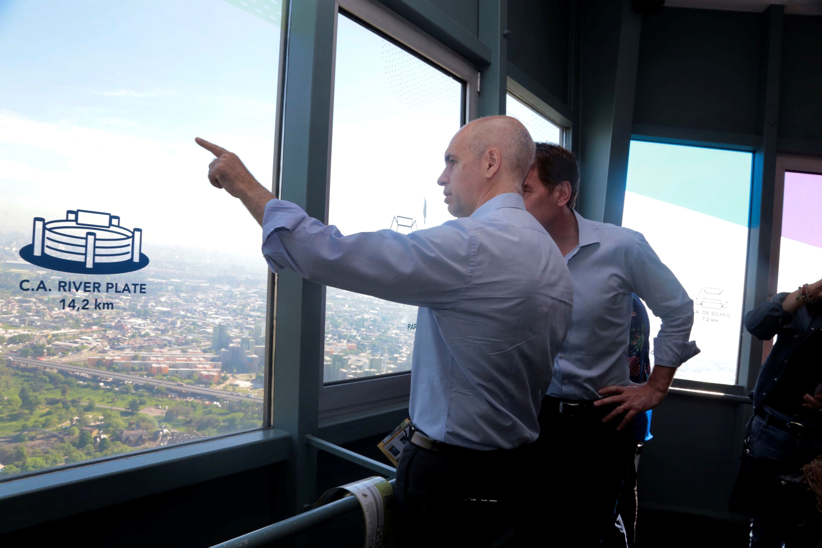 DYN06, BUENOS AIRES, 11/10/2016, EL JEFE DE GOBIERNO PORTEÑO, HORACIO RODRÍGUEZ LARRETA, SUBIÓ HOY A LA TORRE DE LA CIUDAD JUNTO A UN GRUPO DE 200 VECINOS QUE QUEDARON SELECCIONADOS A TRAVÉS DE UN CONCURSO DE PARTICIPACIÓN CIUDADANA, Y DESTACÓ QUE LA INICIATIVA PERMITIÓ ADEMÁS “VER CÓMO ESTÁN AVANZANDO LAS OBRAS” DE LA ZONA SUR. FOTO:DYN/GCBA. ciudad de buenos aires Horacio Rodriguez Larreta jefe de gobierno porteño en la torre del parque de la ciudad