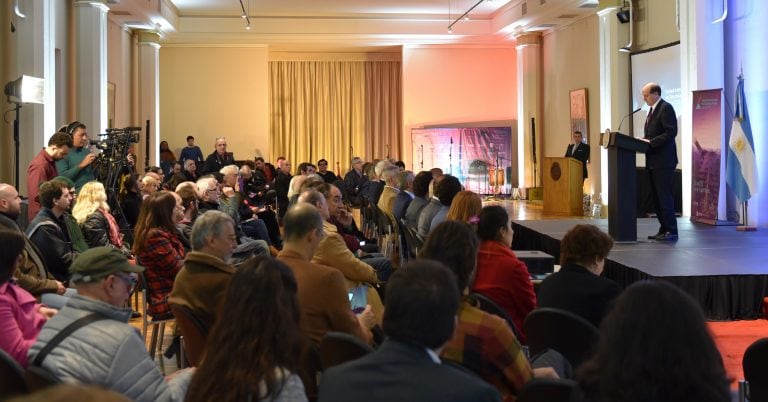 Directores, productores, periodistas e invitados especiales, en la presentación del Festival Internacional de Cine de las Alturas, en la Cancillería argentina.