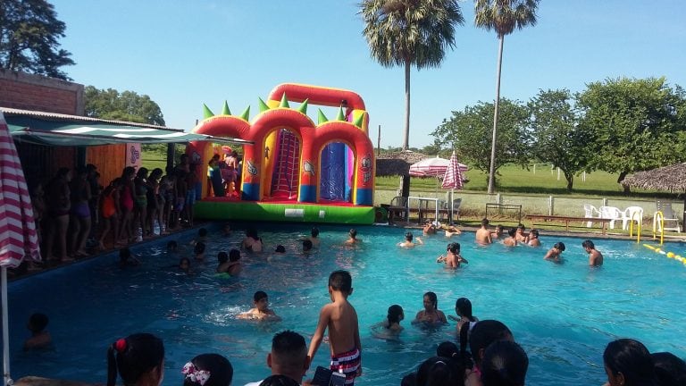 Niños de la localidad y de otras provincias disfrutaron de las renovadas instalaciones del Club Atlético El Talar.