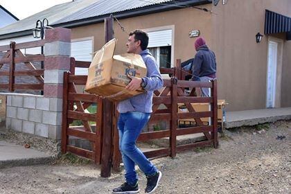 Intendente gonzalez participando de la recolección de poda