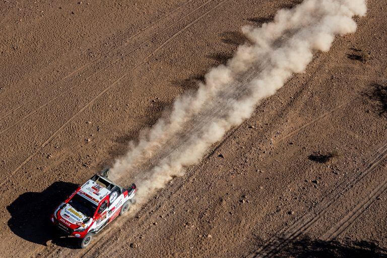 Pese a los problemas mecánicos, Alonso continúa en carrera. El español va conociendo las alternativas del Dakar en su primera experiencia.