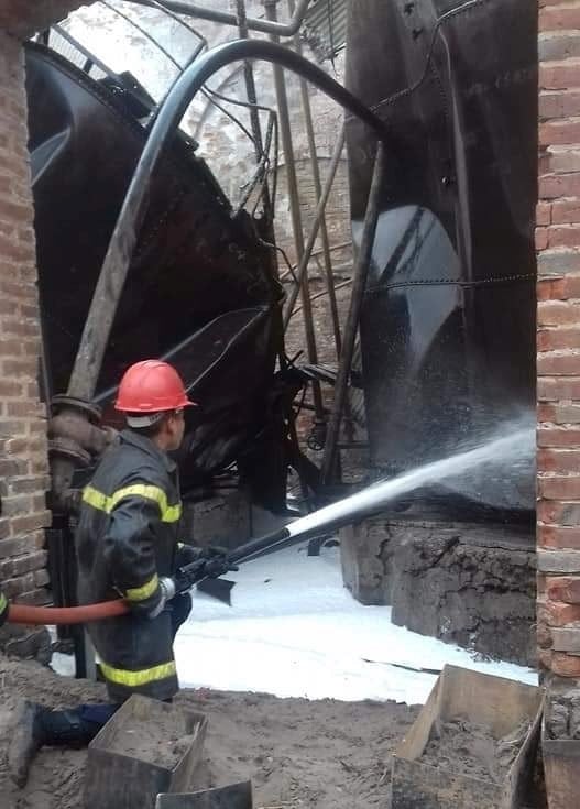 Altísimas temperaturas provocaron el debilitamiento de las estructuras de acero en el interior de la planta.