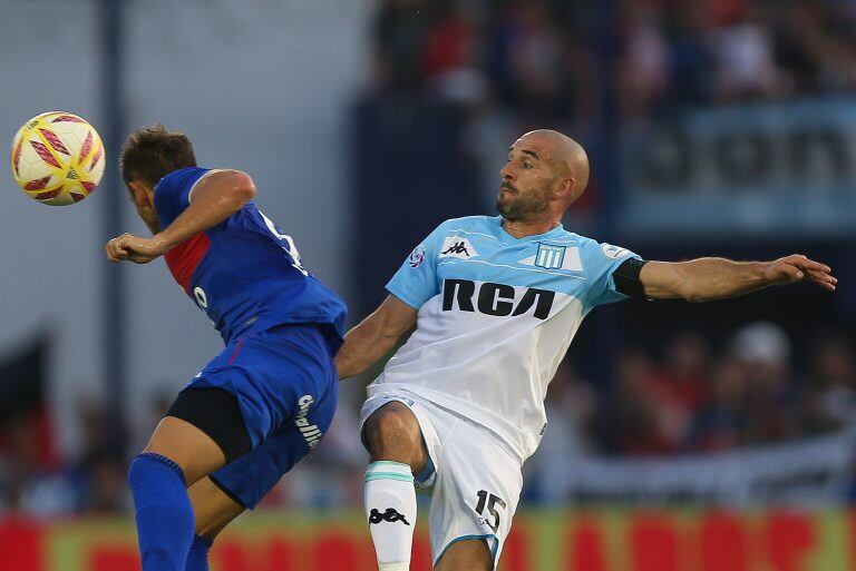 AME4058. BUENOS AIRES (ARGENTINA), 31/03/2019.- El jugador Lisandro López (d) de Racing Club disputa la pelota con Lucas Menossi (i) de Tigre, en un partido por la Superliga Argentina hoy, domingo, en el Estadio de Tigre en Buenos Aires (Argentina). EFE/Juan Ignacio Roncoroni