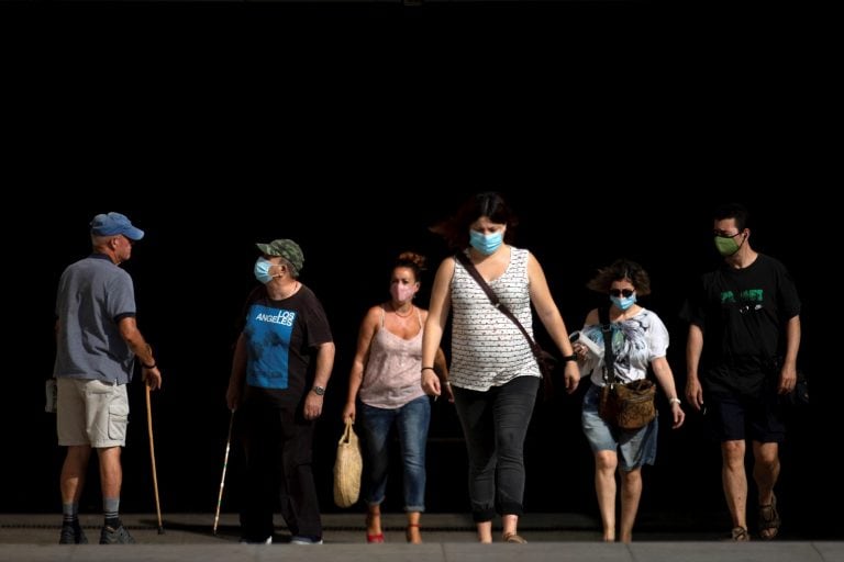 Varias personas en una calle de Barcelona (Foto: EFE/Enric Fontcuberta)