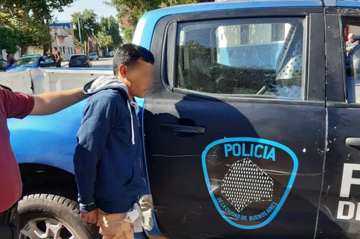 Uno de los delincuentes detenidos por el robo. (crédito: Policía de la Ciudad)