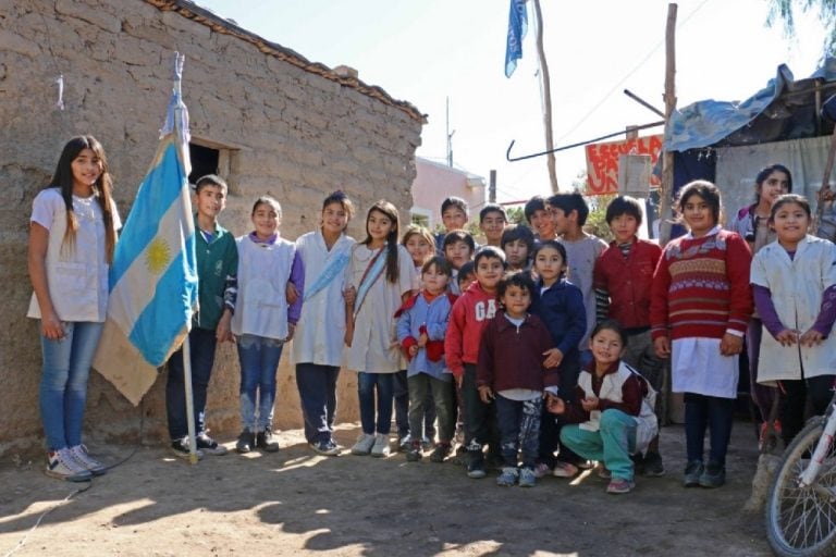 La bandera que le donaron flamea en todas las fiestas patrias.